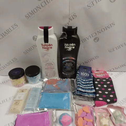 APPROXIMATELY 15 ASSORTED BEAUTY PRODUCTS TO INCLUDE WHIPPED SOAP, BATH SALTS, BATH/SHOWER GEL ETC 