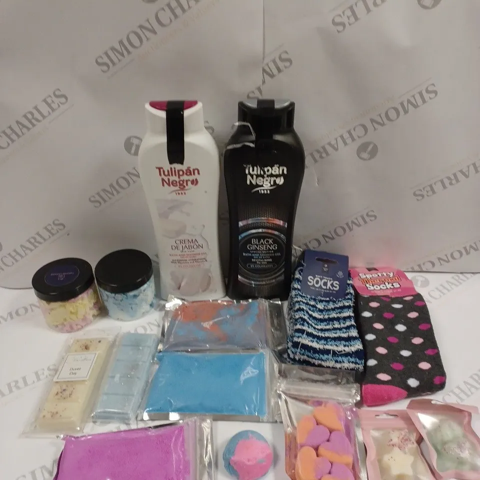 APPROXIMATELY 15 ASSORTED BEAUTY PRODUCTS TO INCLUDE WHIPPED SOAP, BATH SALTS, BATH/SHOWER GEL ETC 