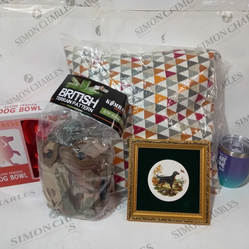 APPROXIMATELY 18 ASSORTED HOUSEHOLD ITEMS TO INCLUDE PILLOWS, DUVET COVERS, DOG FEEL BOWL, ETC