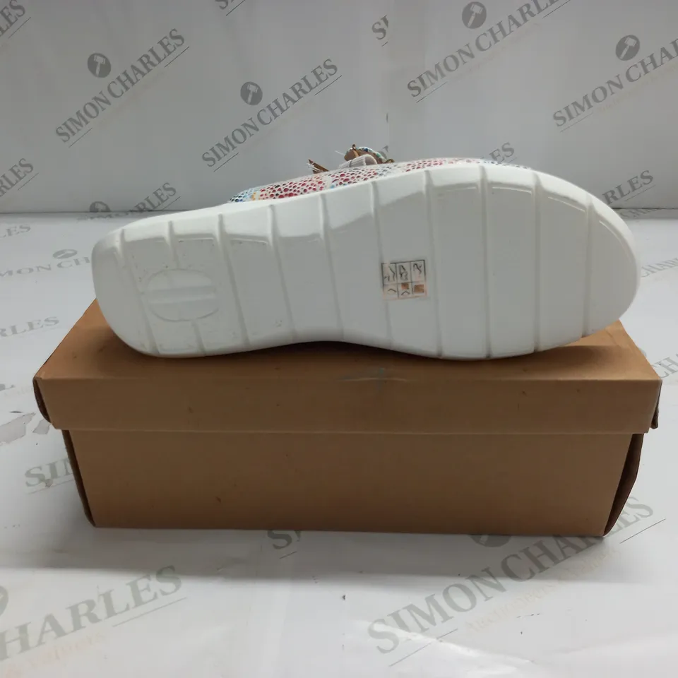 BOXED PAIR OF CUSHION WALK WHITE STRAPPY SANDALS - SIZE 7