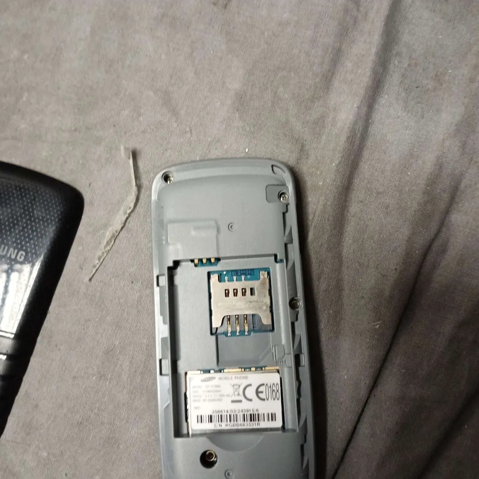 SAMSUNG GT-E1080I SLIM & SLEEK MOBILE PHONE – BOXED WITH CHARGER