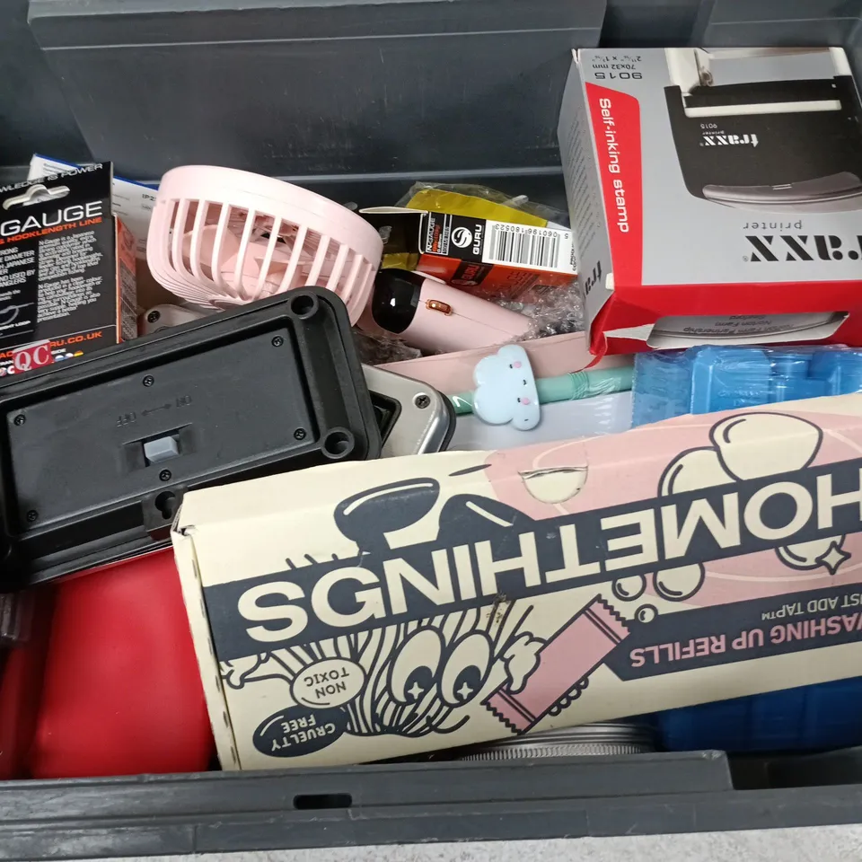 APPROXIMATELY 15 ASSORTED HOUSEHOLD ITEMS TO INCLUDE SELF-INKING STAMP, PULSE OXIMETER, HANDHELD FAN, ETC