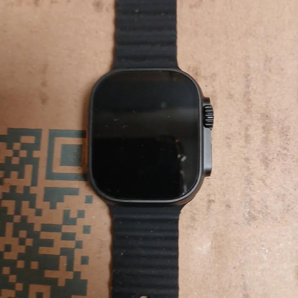 SMARTWATCH WITH BLACK SILICONE STRAP – SQUARE FACE