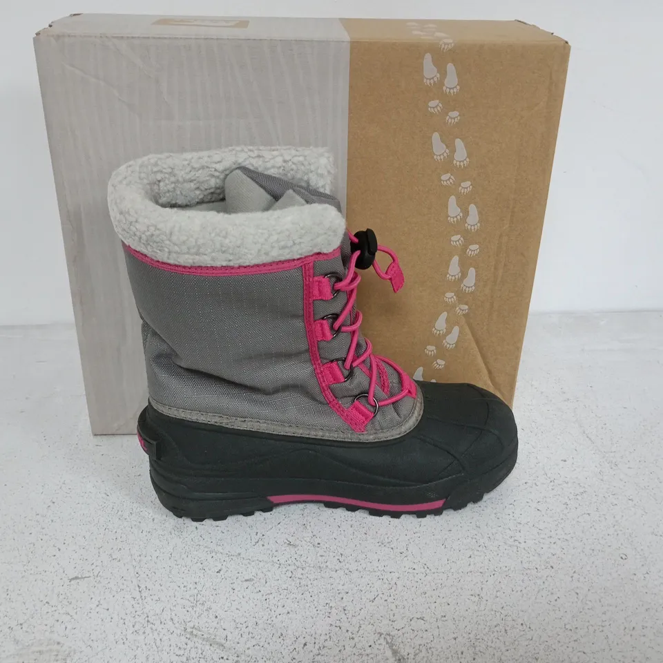 BOXED PAIR OF SOREL YOUTH CUMBERLAND 2 BOOTS IN LIGHT GREY/PINK - UK 5.5