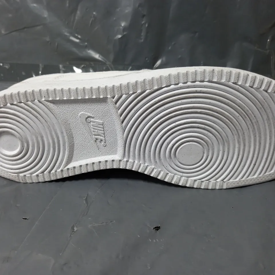 NIKE CRT VISION CANVAS TRAINERS IN WHITE - SIZE 6