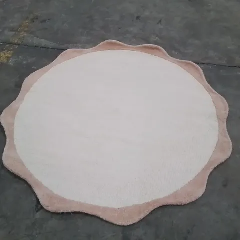 QUALITY DESIGNER AREA RUG - APPROXIMATELY 130X130CM