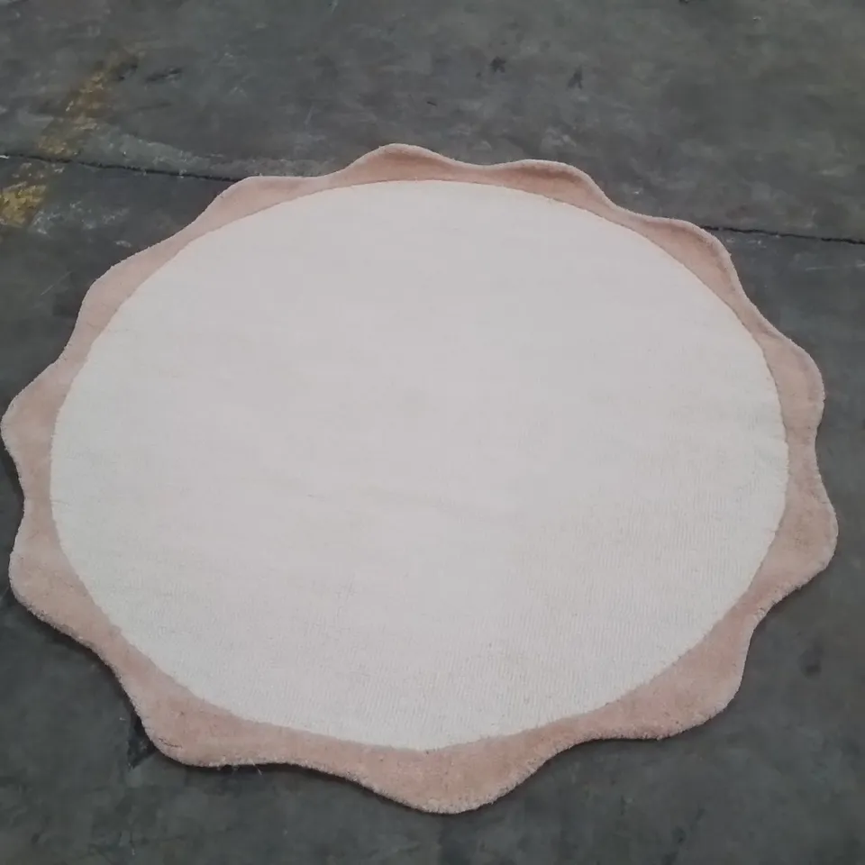 QUALITY DESIGNER AREA RUG - APPROXIMATELY 130X130CM