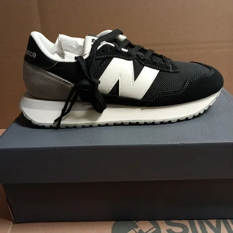BOXED PAIR OF NEW BALANCE BLACK TRAINERS β UK 6