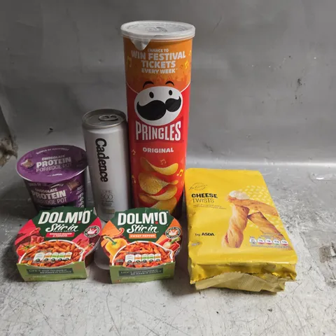 APPROXIMATELY 7 ASSORTED FOOD AND DRINK ITEMS TO INCLUDE PRINGLES, CHEESE TWISTS AND DOLMIO