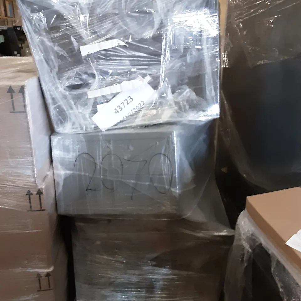 PALLET OF 8 PET KENNELS