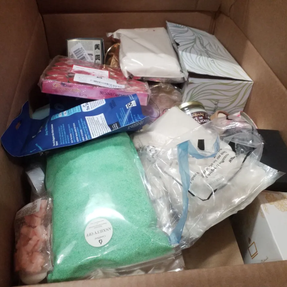 PALLET CONTAINING ASSORTED PRODUCTS INCLUDING CABLES, CANDLES & GARDEN PRODUCTS