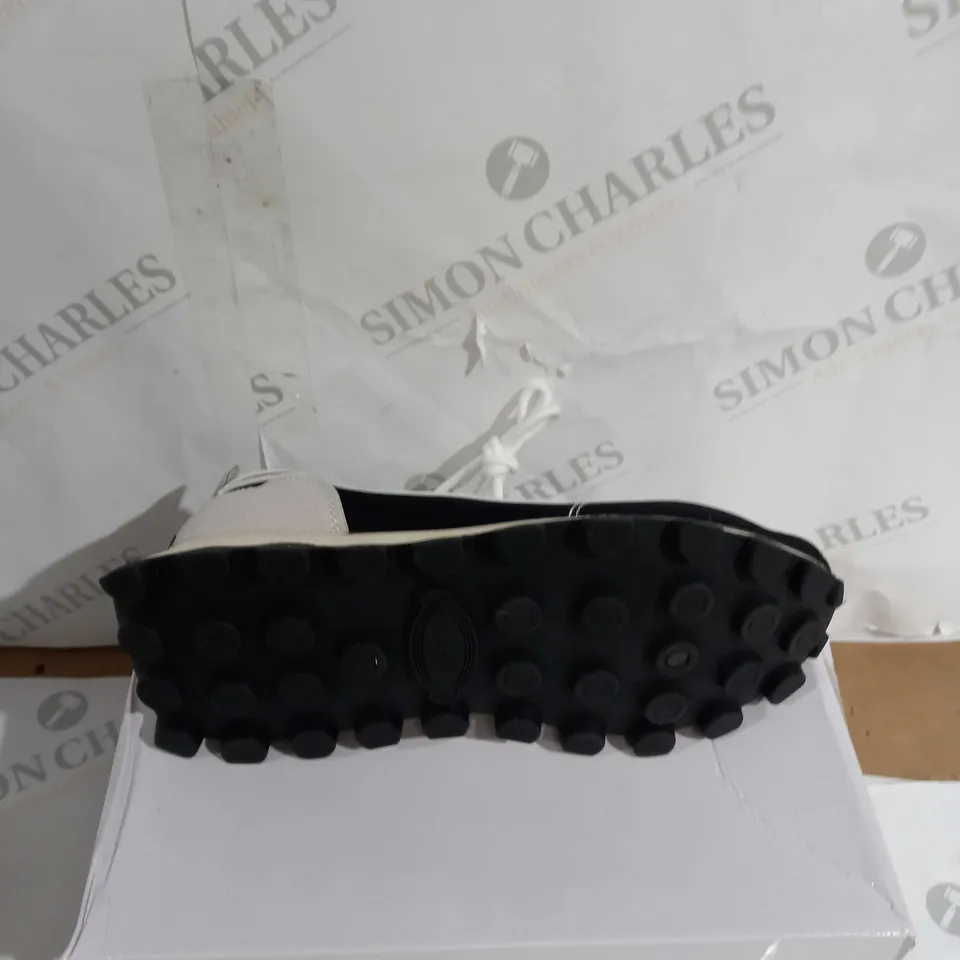 BOXED PAIR OF DESIGNER TRAINERS SIZE 41 IN BLACK/GREY/CREAM 