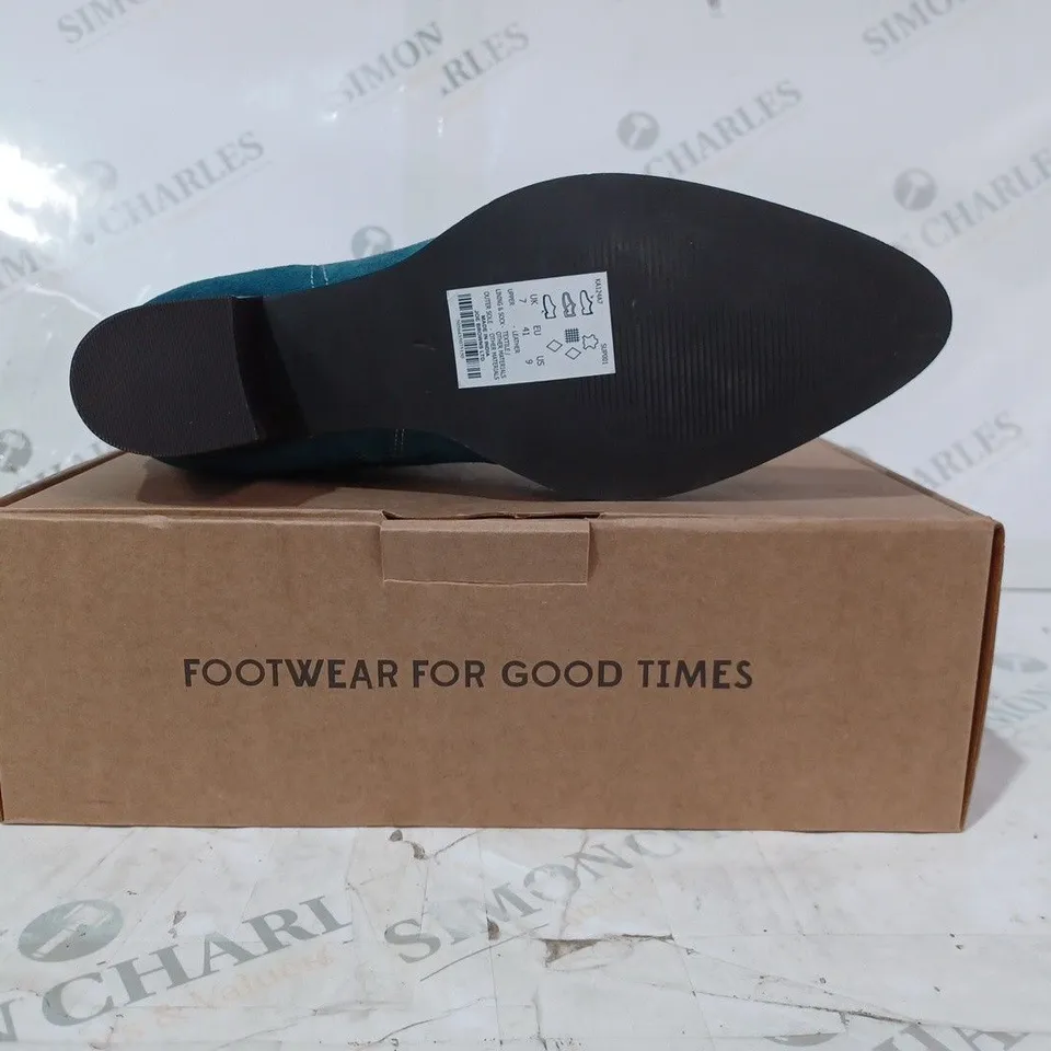 BOXED PAIR OF JOE BROWNS COWBOY STYLE SUEDE BOOTS IN BLUE UK SIZE 7