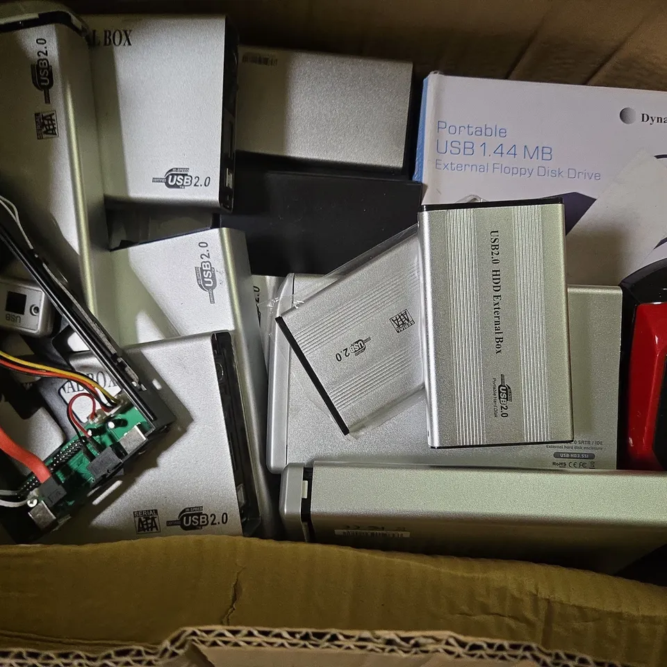 APPROXIMATELY 20 ASSORTED ELECTRICAL ITEMS TO INCLUDE FLOPPY DISK DRIVE, SATA HDD DOCKING STATION, EXTERNAL HARD DISK ENCLOSURE, ETC - COLLECTION ONLY