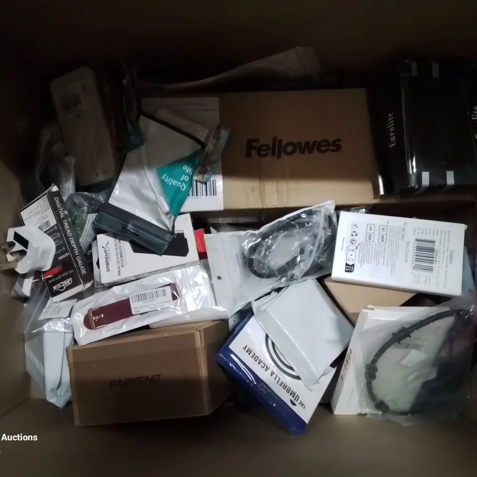 BOX CONTAINING LARGE AMOUNT OF MIXED ELECTRICAL ITEMS, PHONE ACCESSORIES ETC