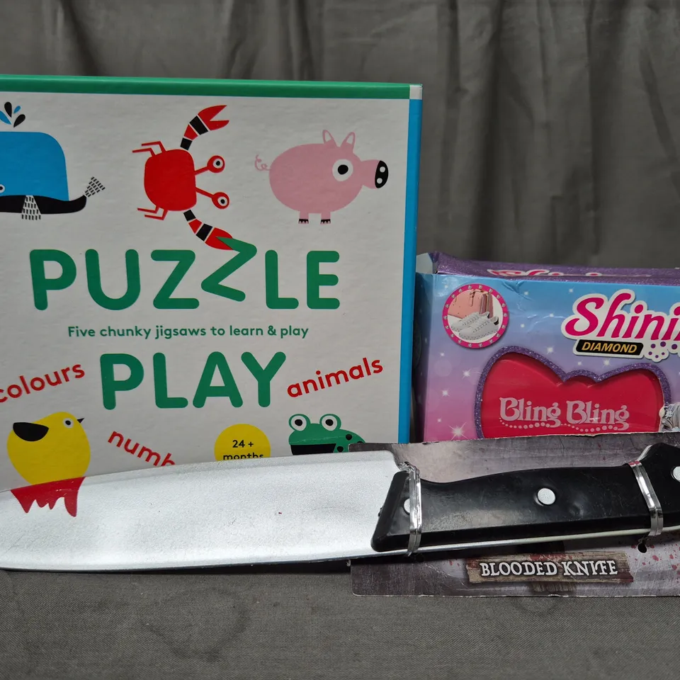 BOX OF APPROXIMATELY 15 ASSORTED TOYS AND GAMES TO INCLUDE PUZZLE PLAY, JEWEL MACHINE, FAKE BLOODED KNIFE, ETC - COLLECTION ONLY