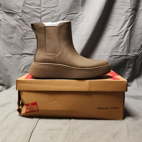 BOXED PAIR OF FITFLOP FLATFORM CHELSEA BOOTS IN MINKY GREY SIZE UK 5