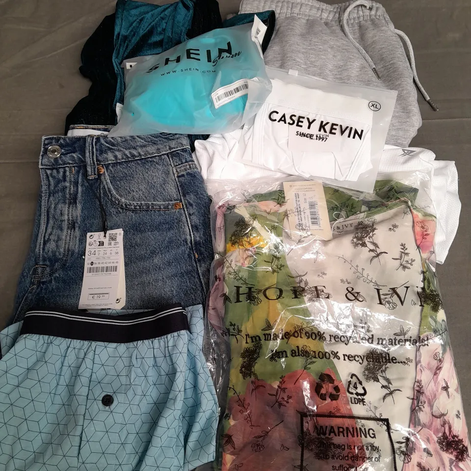 BOX OF APPROXIMATELY 25 ASSORTED CLOTHING ITEMS TO INCLUDE - DRESS, SHORTS, SWIMWEAR ETC