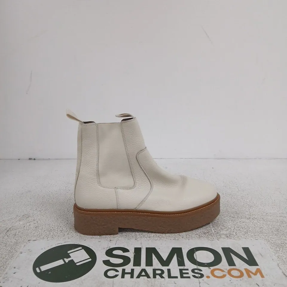COLLECTION WHITE LEATHER CHELSEA BOOT – WOMEN'S ANKLE BOOT WITH THICK CREPE SOLE SIZE 6