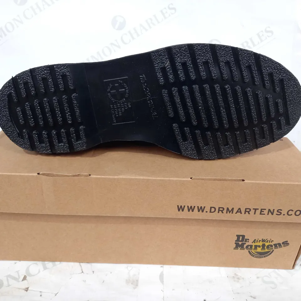 BOXED PAIR OF DR MARTENS 1461 MONO SHOES IN BLACK UK SIZE 9