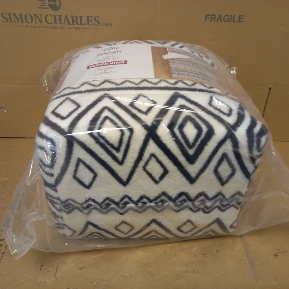 BOX OF 2 BRAND NEW GEORGE HOME SUPERSOFT SUPER KING TEDDY DUVET SETS IN WHITE/BLACK PATTERN