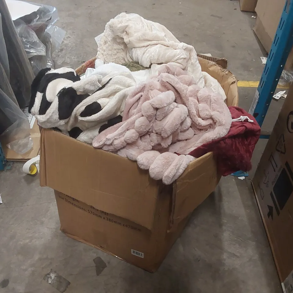 BOX CONTAINING A VERY LARGE QUANTITY OF ASSORTED BEDDING ITEMS INCLUDING: BLANKET, PILLOWCASES ECT