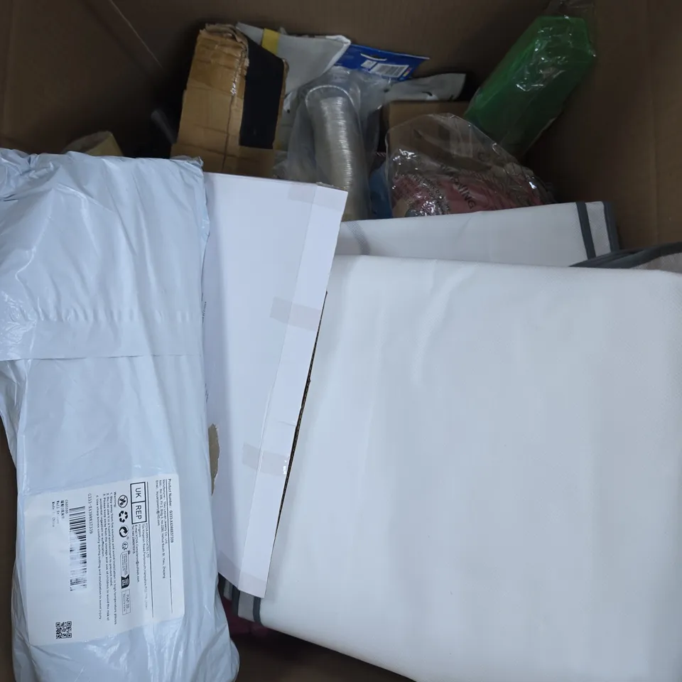 APPROXIMATELY 15 ASSORTED HOUSEHOLD PRODUCTS TO INCLUDE WASHING LINES, BOWL SET, OVEN GLOVE ETC