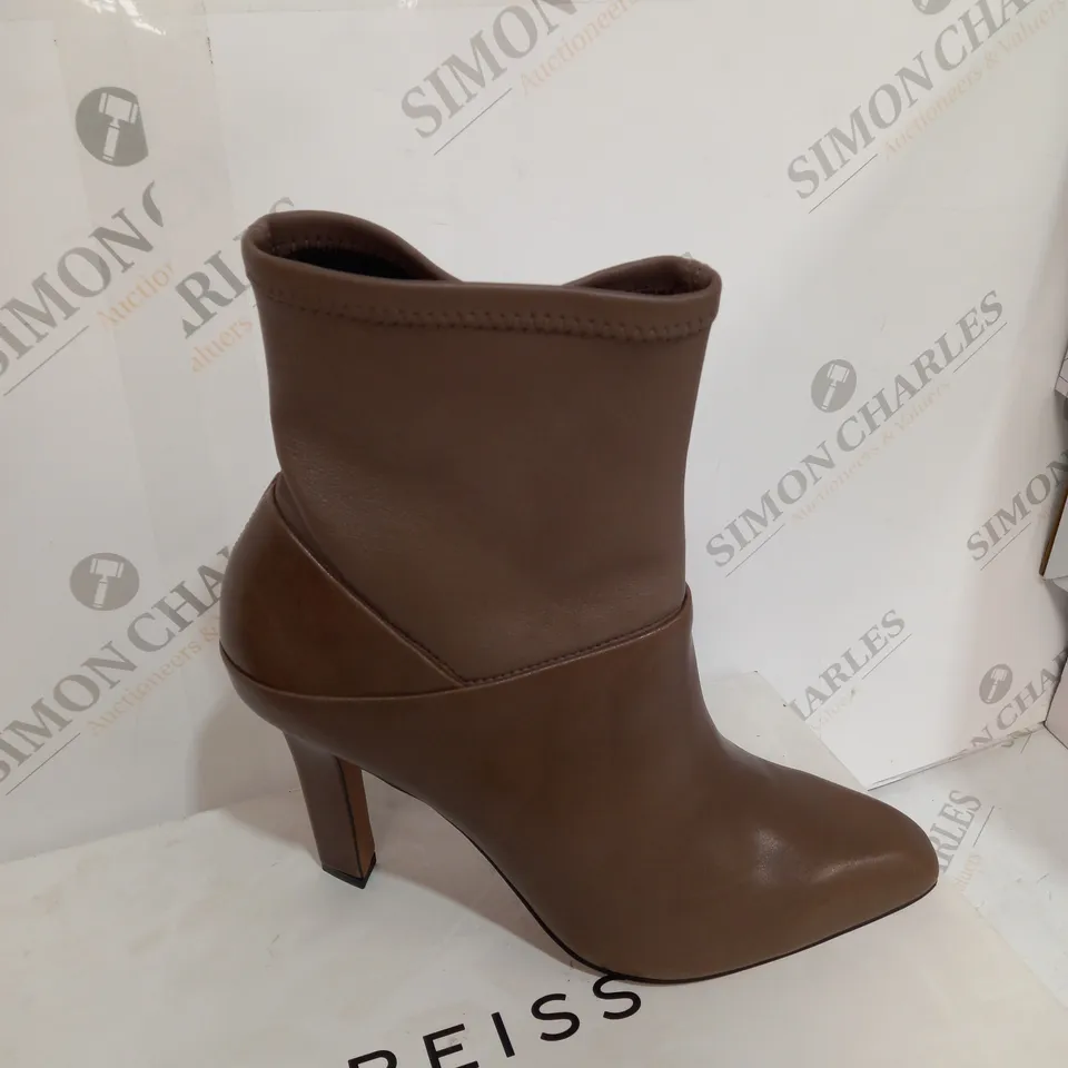 BOXED REISS CARRIE BOOTS - SIZE 6