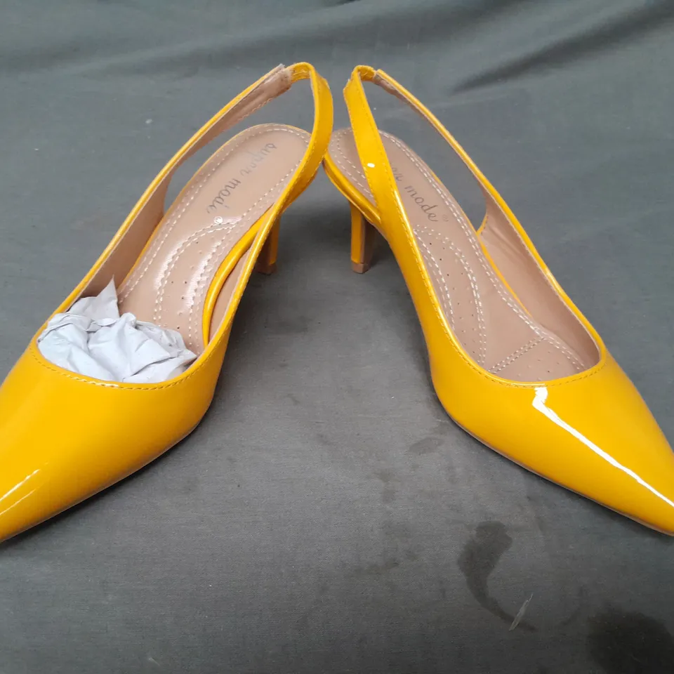 BOXED PAIR OF POINTED TOE HEELED SLINGBACK SANDALS IN YELLOW EU SIZE 36