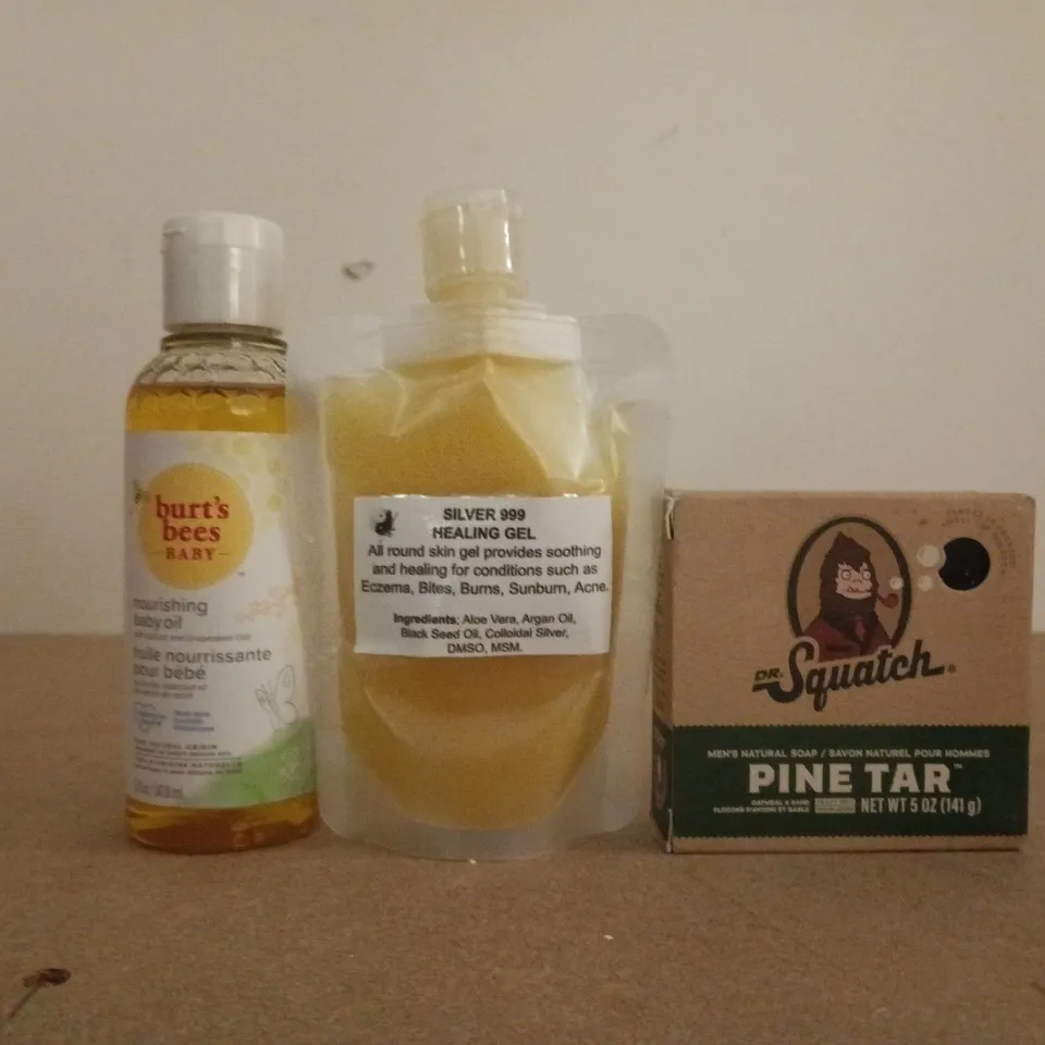 APPROXIMATELY 12 ASSORTED COSMETIC ITEMS TO INCLUDE DR SQUATCH, BURT'S BEES BABY, ETC - COLLECTION ONLY
