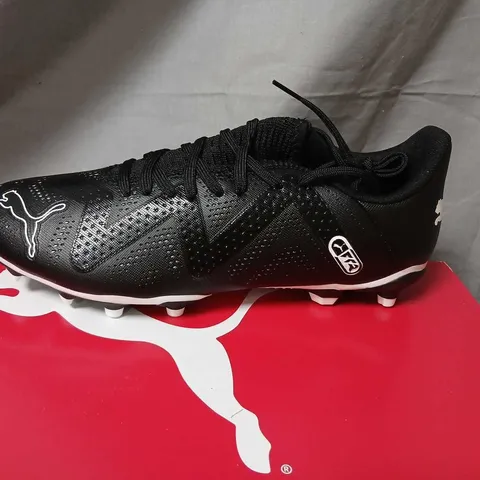 PUMA FUTURE PLAY FG/AG FOOTBALL BOOTS – BLACK UK 7.5 
