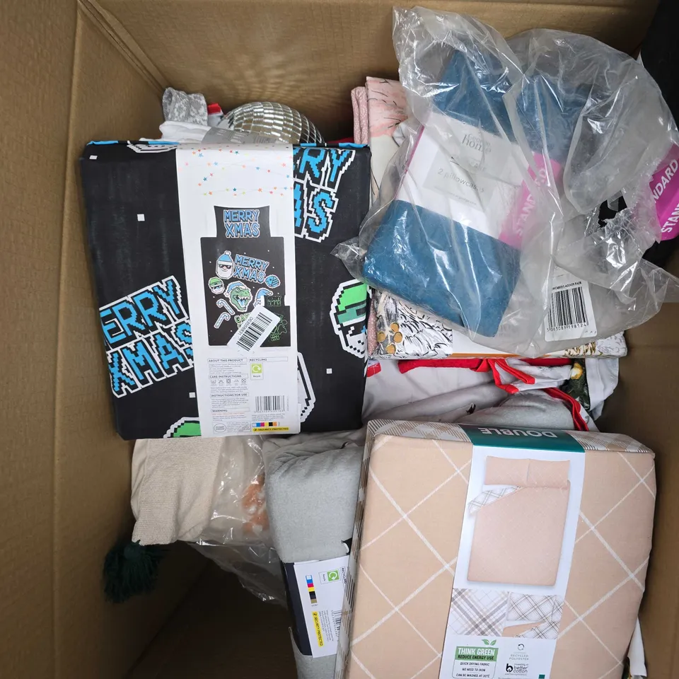 APPROXIMATELY 15 ASSORTED HOUSEHOLD PRODUCTS TO INCLUDE FITTED SHEETS, DUVET SETS, PILLOWCASES ETC 