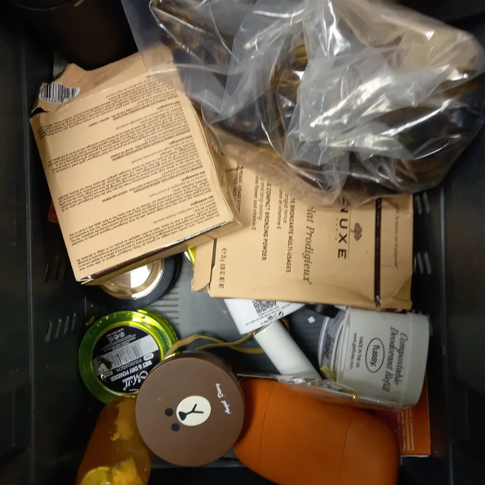 BOX OF APPROXIMATELY 20 ASSORTED HEALTH & BEAUTY PRODUCTS TO INCLUDE LYNX FOR HER GIFT SET, MUMMYS MAGIC NAPPY CARE SPRAY, L'OREAL RESURFACING PRIMER ETC 