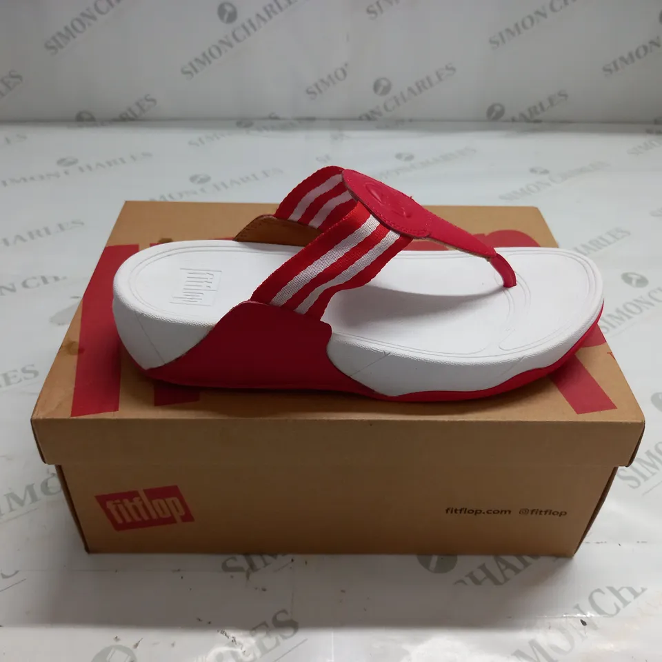 BOXED PAIR OF FITFLOPS WALKSTAR TOE POST SANDALS IN RED - UK 6