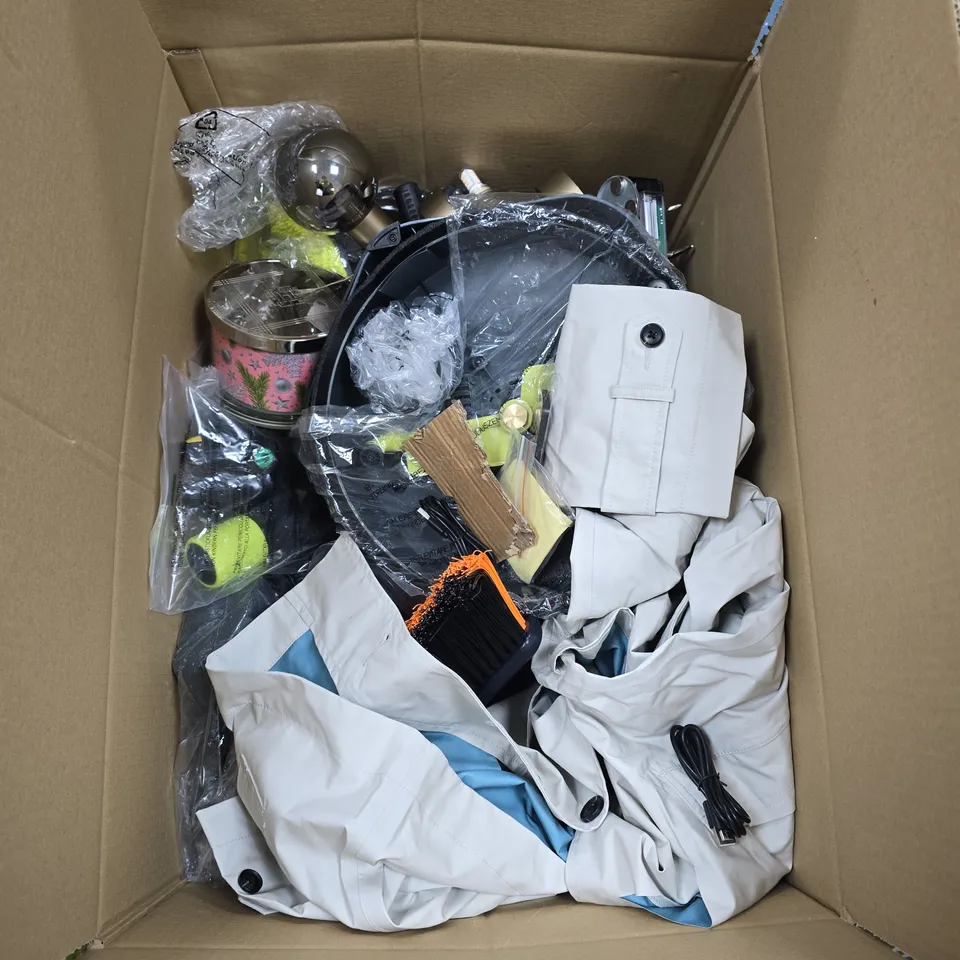 BOX OF APPROXIMATELY 20 ASSORTED ITEMS TO INCLUDE: TANGLE BRUSH, TREE ORNAMENT AND SANDALS