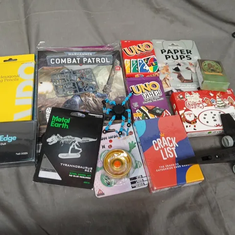 APPROXIMATELY 25 ASSORTED TOYS & GAMES TO INCLUDE WARHAMMER COMBAT PATROL, UNO, ZEST EDGE BILLIARD CHALK, ETC