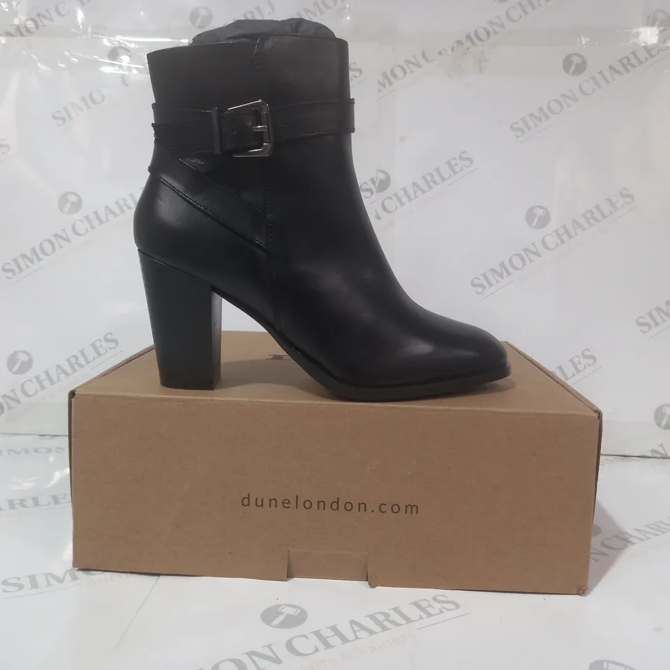 BOXED PAIR OF DUNE LONDON 484 PHILIPPA 2 HIGH BLOCK HEEL ANKLE BOOTS IN BLACK SIZE 6