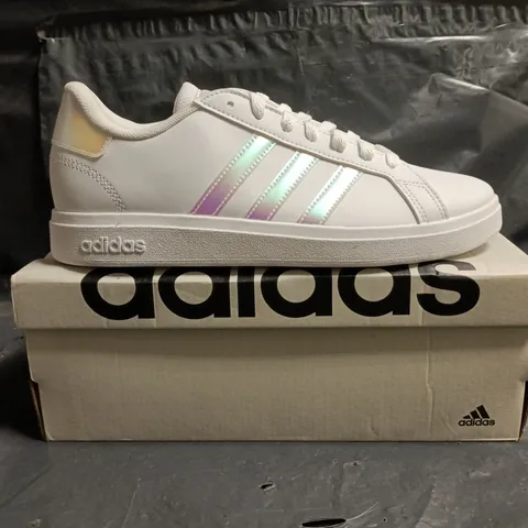 BOXED PAIR OF ADIDAS GRAND COURT 2.0 K TRAINERS IN WHITE/PRISMATIC SIZE UK 6