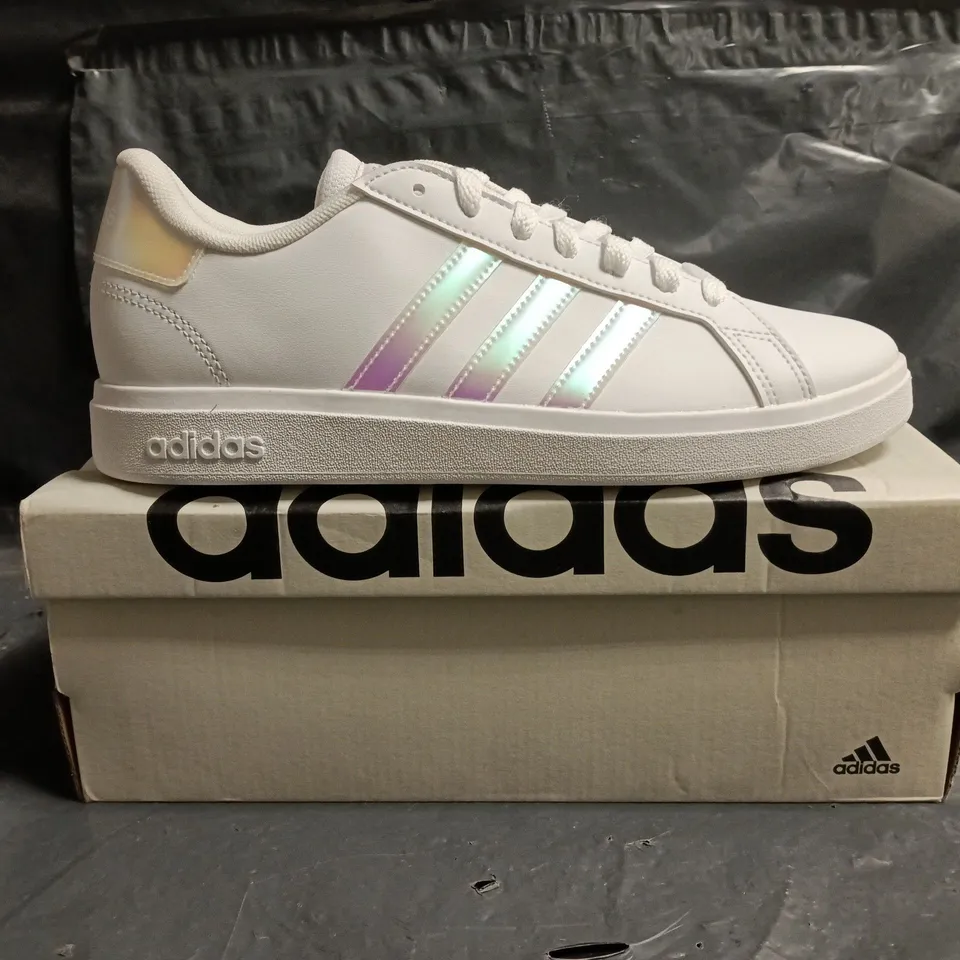 BOXED PAIR OF ADIDAS GRAND COURT 2.0 K TRAINERS IN WHITE/PRISMATIC SIZE UK 6