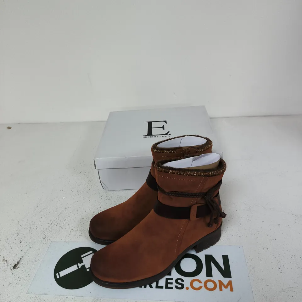 E SHOES BY EMMA STOCKHOLM CAMEL ANKLE BOOTS – UK 7