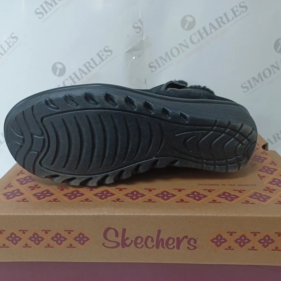 BOXED PAIR OF SKECHERS PARALLEL OFF HOURS SIDE ZIP BOOT BLACK SIZE 5.5