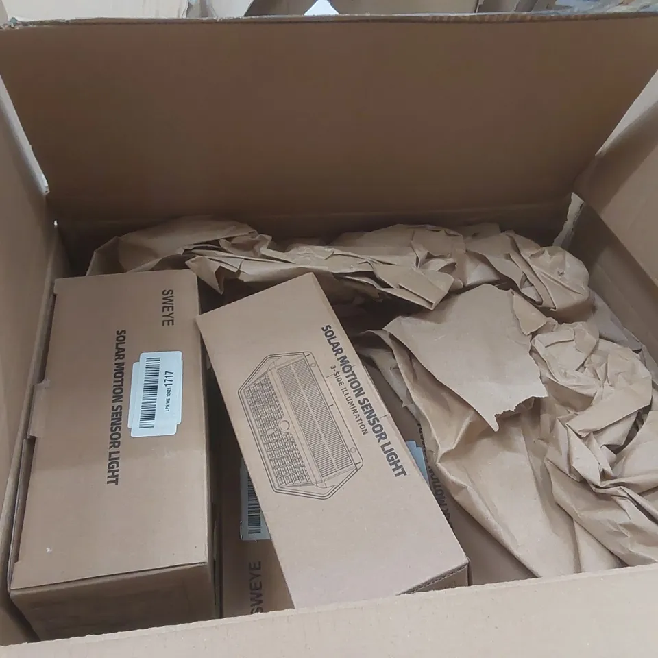 PALLET CONTAINING A LARGE QUANTITY OF ASSORTED ELECTRICAL ITEMS INCLUDING: POWER BANKS, SOLAR MOTION SENSOR LIGHTS ECT