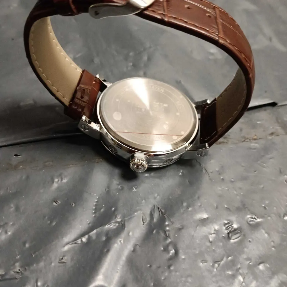 ERNEST FERDINAND WRISTWATCH – SILVER CASE, WHITE DIAL WITH ROMAN NUMERALS, BROWN CROC-EMBOSSED LEATHER STRAP, IN PRESENTATION BOX