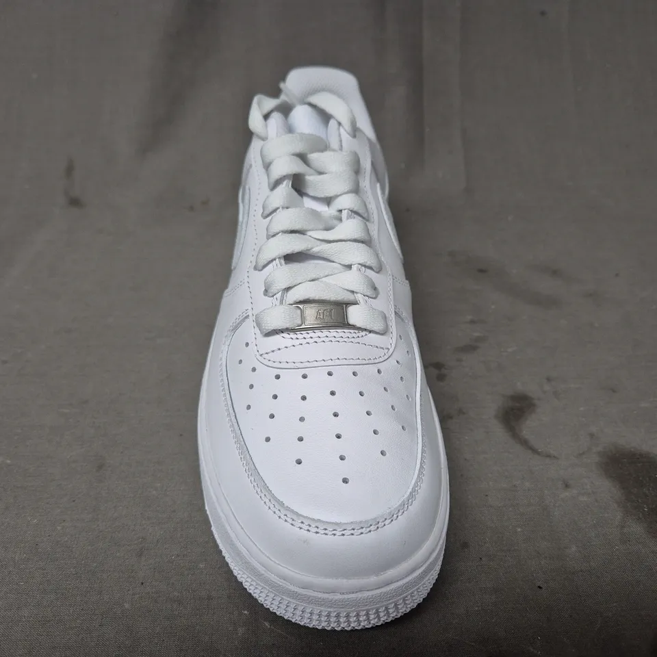 BOXED PAIR OF NIKE WOMEN'S AIR FORCE 1 '07 SHOES IN WHITE UK SIZE 8