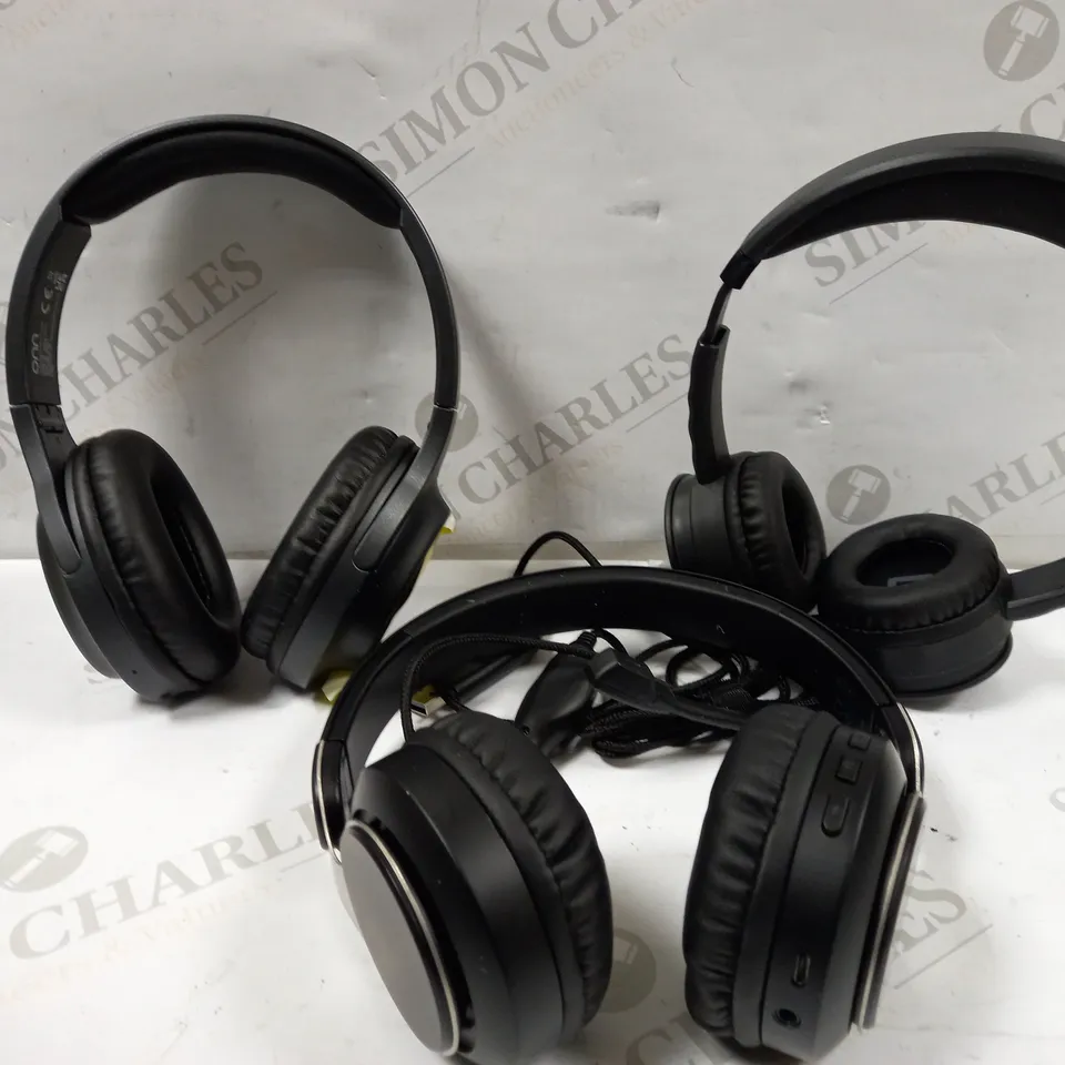 LOT OF APPROXIMATELY 12 PAIRS OF HEADPHONES AND HEADSETS TO INCLUDE BLACKWEB USB HEADSET, ONN BLUETOOTH HEADPHONES, MIXX JX1 WIRELESS HEADPHONES, ETC