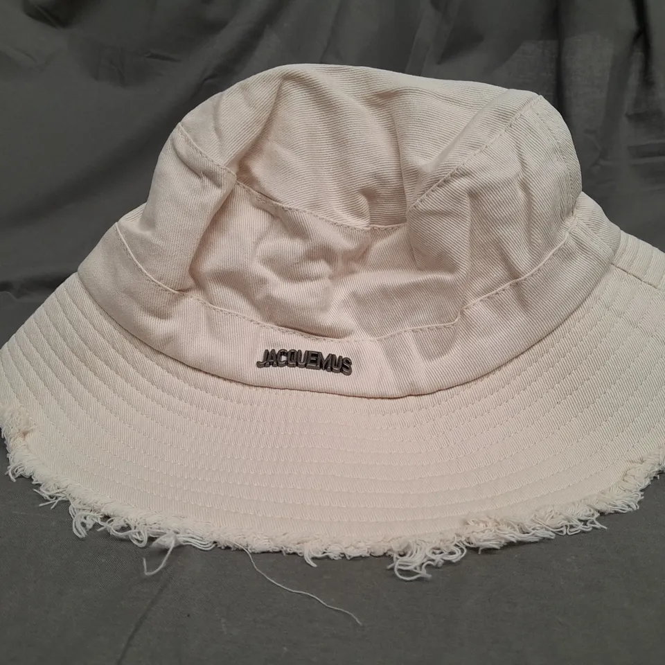 JACQUEMUS CREAM STRING BUCKET HAT 