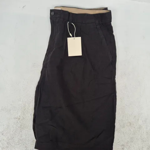 GANT RELAXED FIT SHORTS IN BLACK SIZE 40