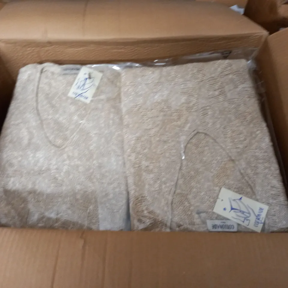 LOT OF APPROXIMATELY 18 COTTONADE V-NECK JUMPERS IN NATURAL - SIZE UNSPECIFIED