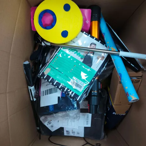APPROXIMATELY 15 ASSORTED HOUSEHOLD PRODUCTS TO INCLUDE APRON, INSULATED CUP, WALLPAPER ETC