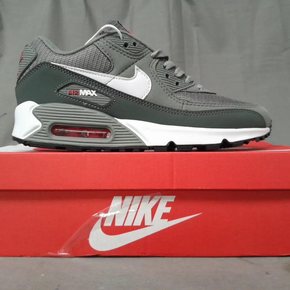 BOXED PAIR OF NIKE AIR MAX 90 ESSENTIALS SHOES IN GREY/WHITE UK SIZE 7